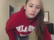 Rapariga universitária super gira a fazer striptease