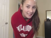 Rapariga universitária super gira a fazer striptease