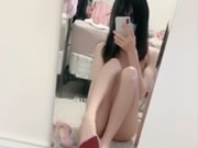 Selfie de menina asiática usando saltos altos em sua buceta