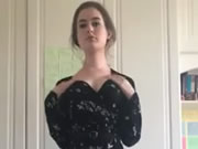 Menina inocente tira a roupa no quarto