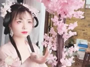 Linda menina chinesa tirando fotos